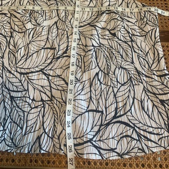 Croft & Barrow blouse shirt top sleeveless button down, leaf print fabric - Picture 9 of 10